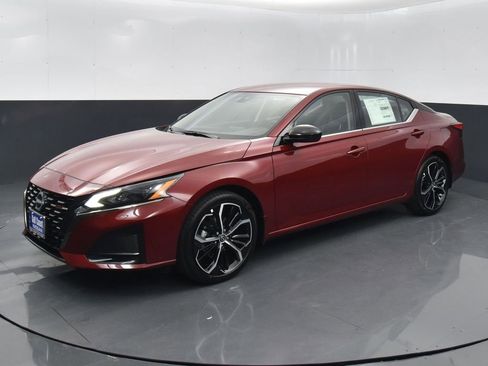 Certified 2025 Nissan Altima 2.5 SR image 1