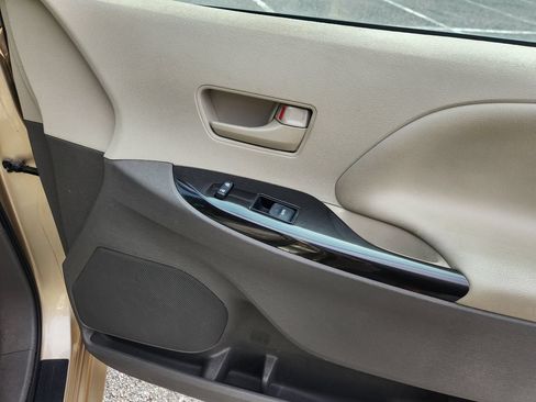 Used 2013 Toyota Sienna LE w/ Towing Pkg FWD image 14