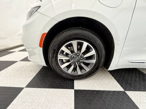 Used 2023 Chrysler Pacifica Limited FWD image 10