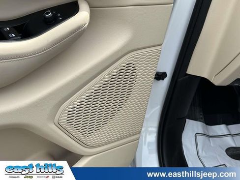 Certified 2023 Jeep Grand Cherokee Limited AWD/4WD image 15