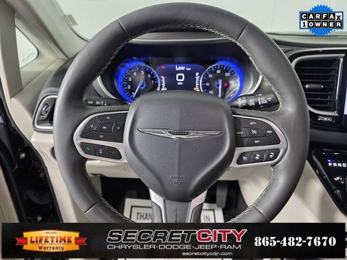 Used 2024 Chrysler Pacifica Touring-L image 15