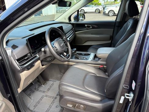 Used 2025 Kia Carnival FWD image 12