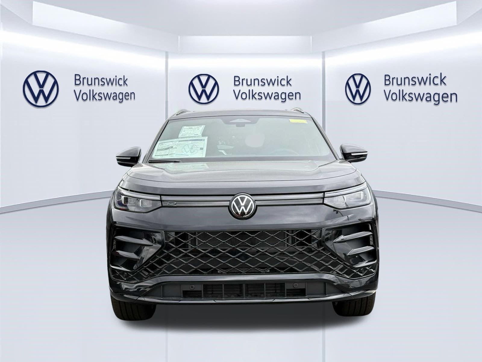 New 2026 Volkswagen Tiguan SE R-Line AWD/4WD image 2