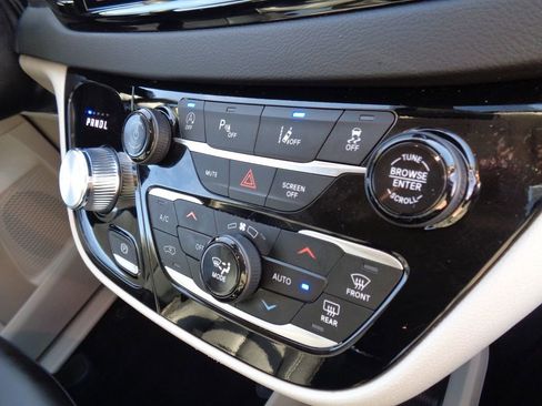 Certified 2024 Chrysler Pacifica Touring-L image 25