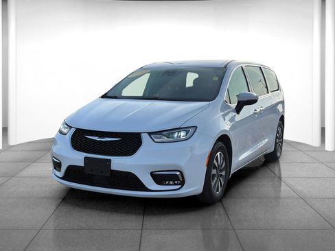 Used 2023 Chrysler Pacifica Touring-L image 3