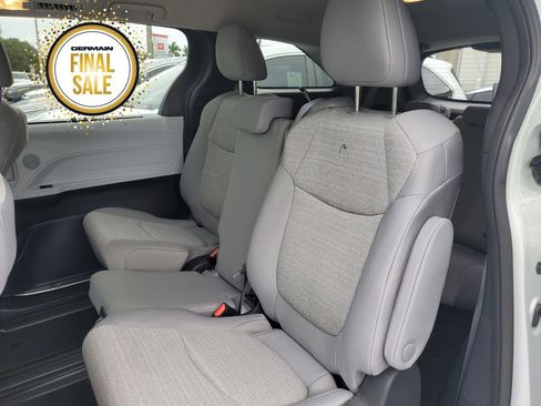 Used 2025 Toyota Sienna LE image 17