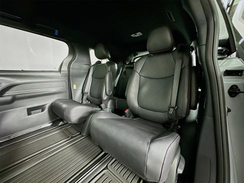 Certified 2025 Toyota Sienna XSE image 25