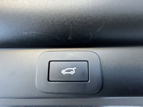 Certified 2025 Land Rover Range Rover SE image 34