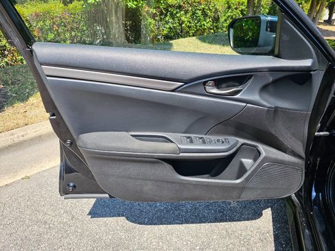 Used 2018 Honda Civic Sport image 9