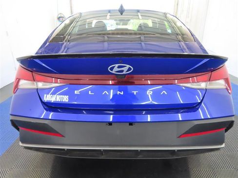 Used 2025 Hyundai Elantra Sport FWD image 11