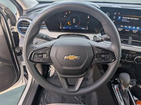 Used 2025 Chevrolet Trax LT image 18