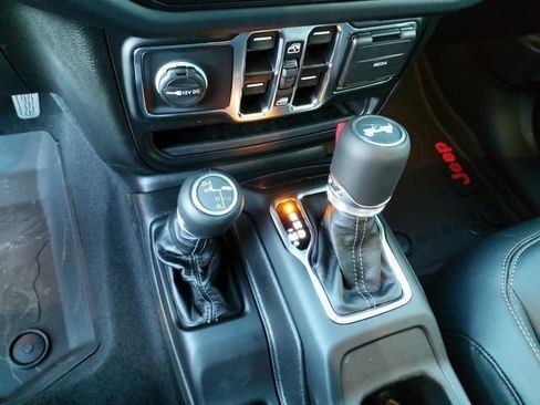 Used 2025 Jeep Wrangler Unlimited Sahara AWD/4WD image 11