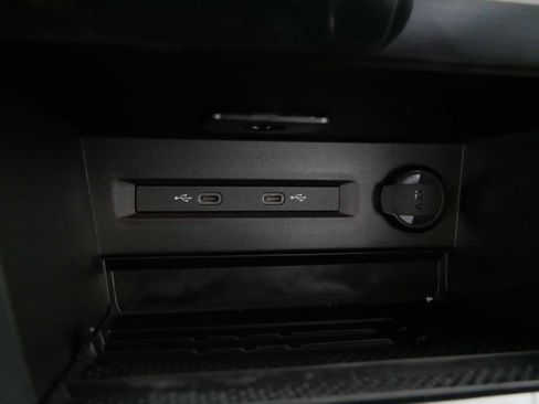 Used 2025 Volkswagen Taos SE w/ Panoramic Sunroof Package AWD/4WD image 29