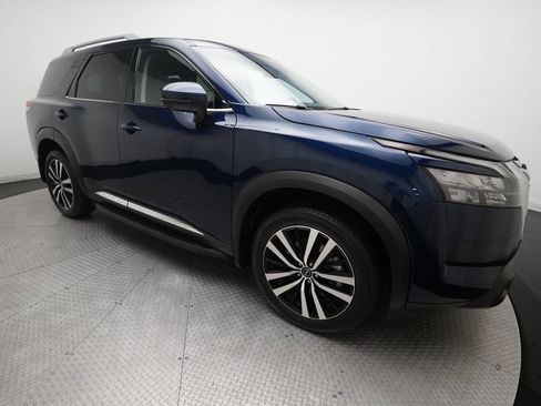 Certified 2025 Nissan Pathfinder Platinum AWD/4WD image 38