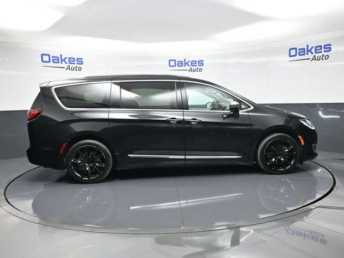 Used 2018 Chrysler Pacifica Limited w/ Advanced Safetytec Group image 9