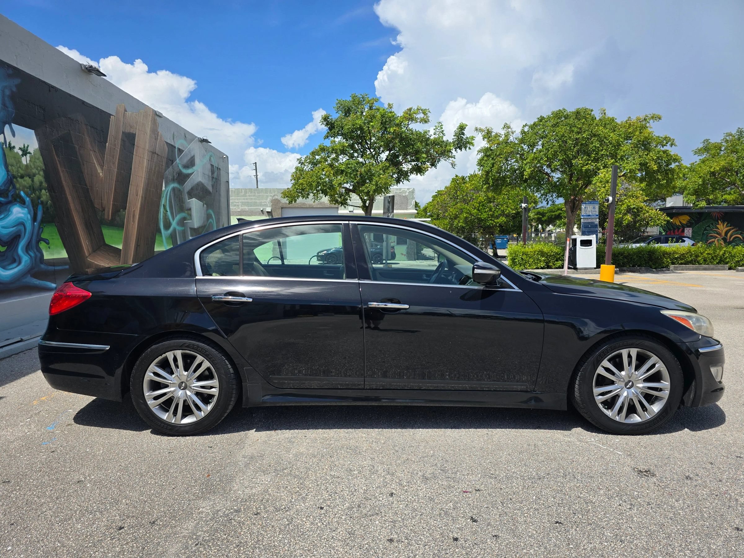Used 2013 Hyundai Genesis 3.8 w/ Technology Pkg RWD image 7