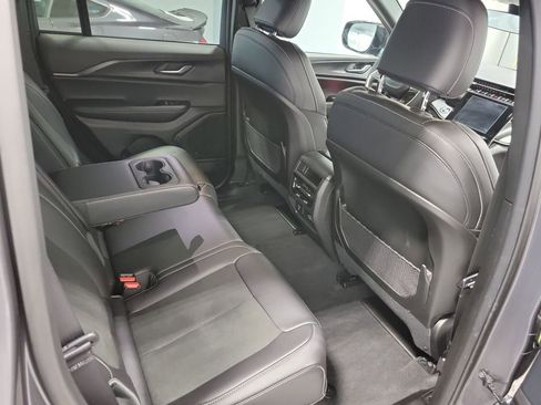 Used 2025 Jeep Grand Cherokee Altitude image 19