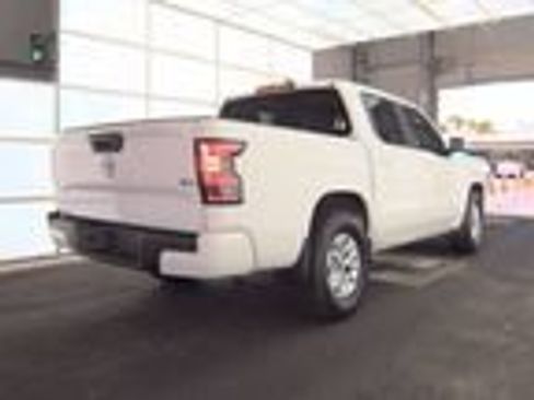 Used 2024 Nissan Frontier SV RWD image 2