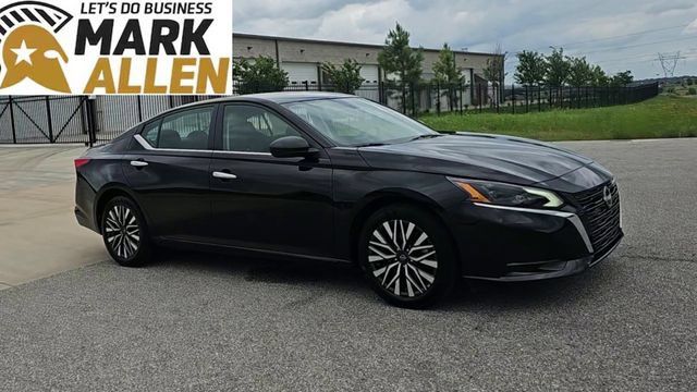 Used 2025 Nissan Altima 2.5 SV FWD image 2