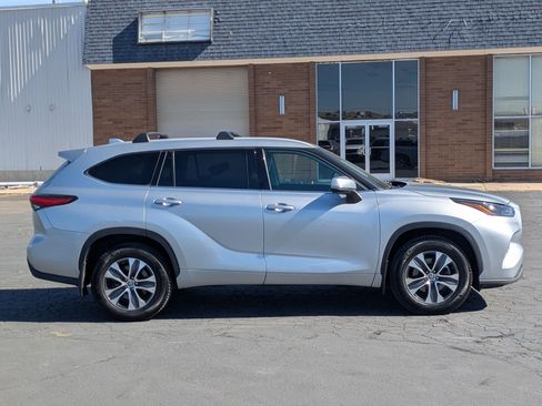 Used 2022 Toyota Highlander XLE AWD/4WD image 2
