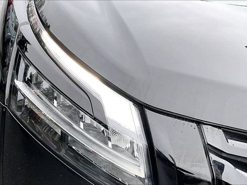 Used 2024 Nissan Pathfinder SL w/ Black Appearance Package image 32