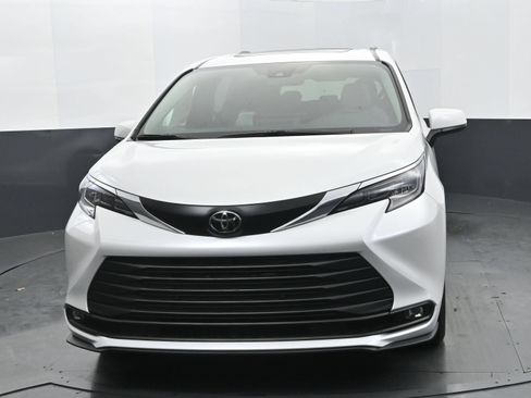Used 2026 Toyota Sienna XLE FWD image 8