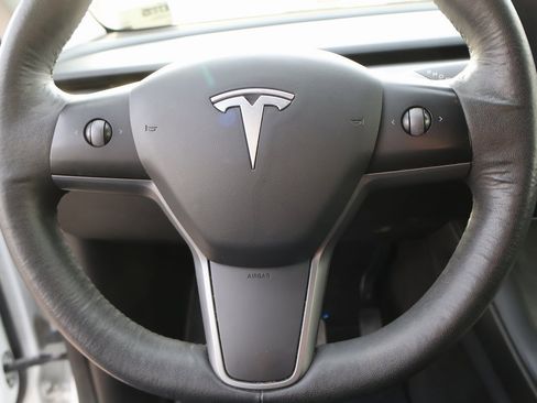 Used 2021 Tesla Model Y Long Range image 25