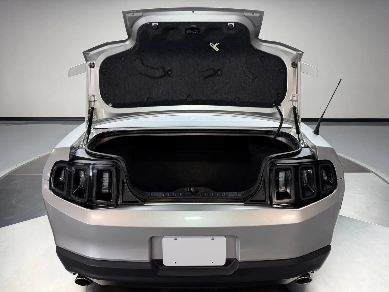 Used 2010 Ford Mustang GT RWD image 12