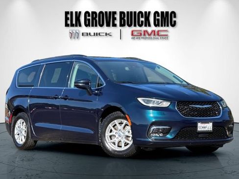 Used 2022 Chrysler Pacifica Touring-L FWD image 2