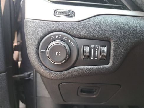 Used 2018 Jeep Cherokee Latitude Plus w/ Cold Weather Group AWD/4WD image 24