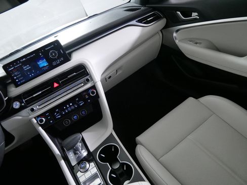 Used 2024 Genesis G70 2.5T AWD/4WD image 11