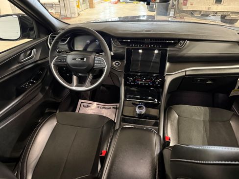 Used 2025 Jeep Grand Cherokee L Altitude AWD/4WD image 23