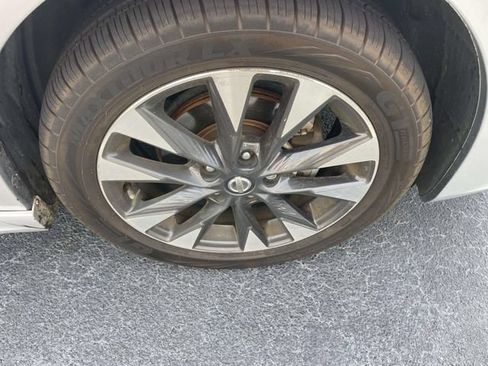 Used 2018 Nissan Sentra SR w/ Technology Package FWD image 2