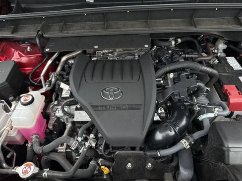 Used 2024 Toyota Highlander XLE FWD image 11