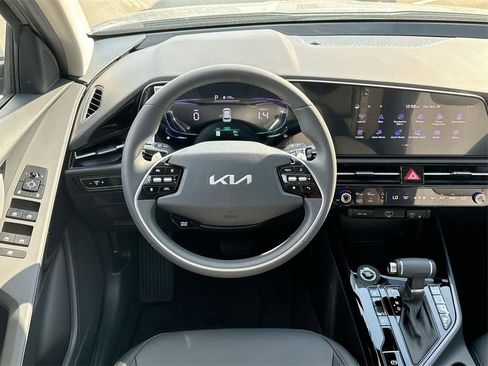 Certified 2025 Kia Niro EX image 19