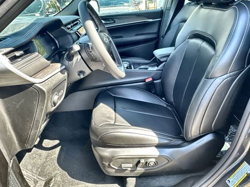 New 2025 Jeep Grand Cherokee Limited w/ Luxury Tech Group II image 13