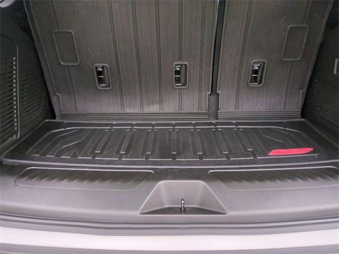 Used 2021 GMC Yukon SLT w/ SLT Premium Package image 26