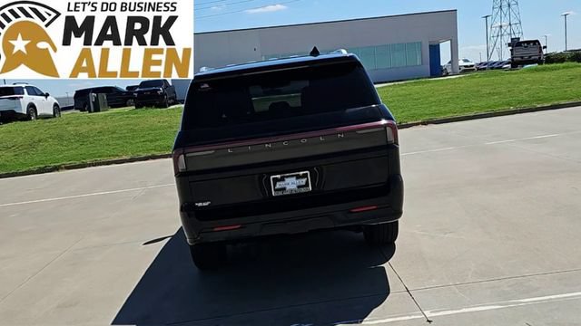 Used 2025 Lincoln Navigator Reserve AWD/4WD image 7