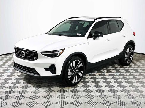 Used 2025 Volvo XC40 B5 Plus w/ Climate Package image 3