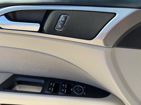 Used 2019 Ford Fusion SE FWD image 33