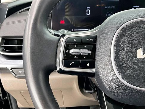 Used 2025 Kia Carnival image 18