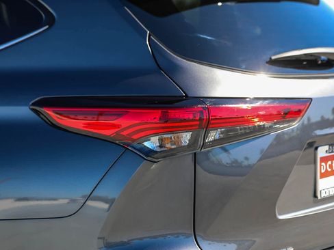 Used 2023 Toyota Highlander XLE image 9