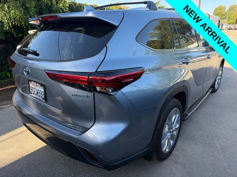 Used 2023 Toyota Highlander Limited image 3