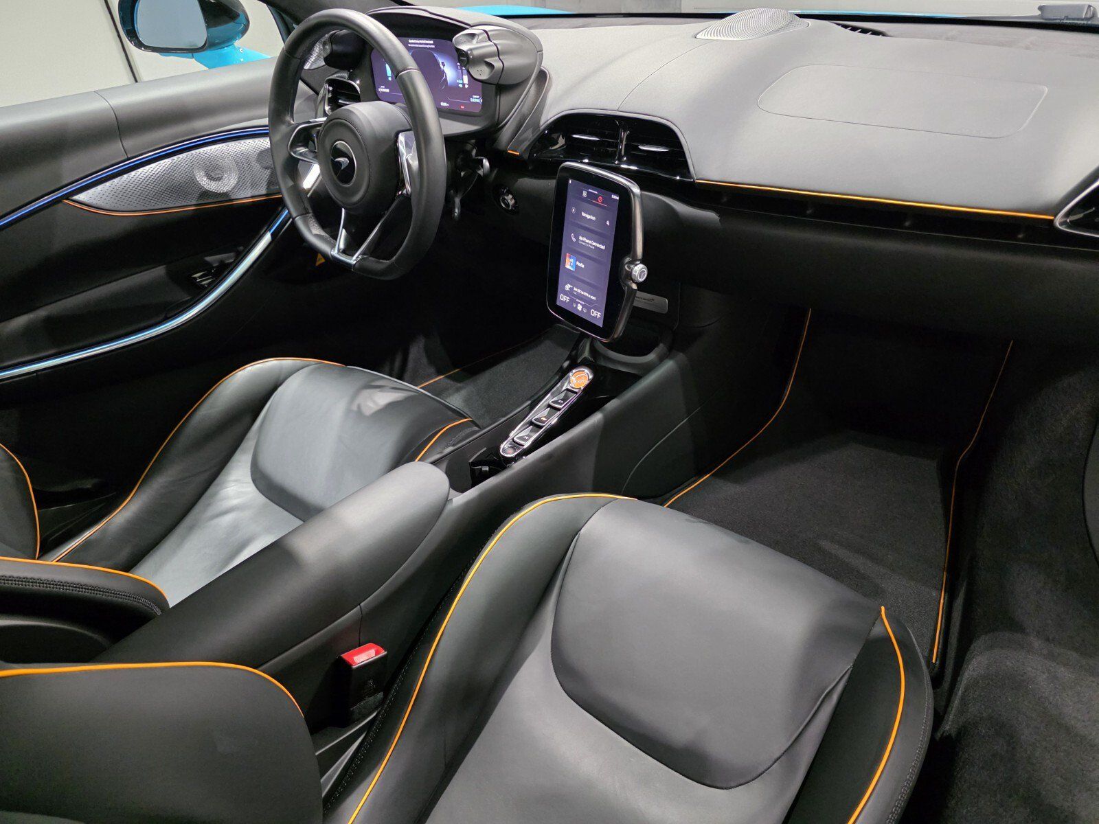 Used 2025 McLaren Artura RWD image 18