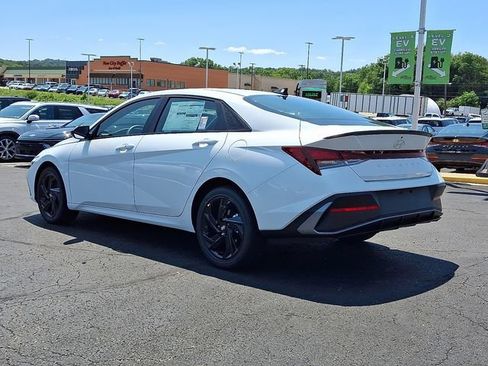 New 2026 Hyundai Elantra SEL Sport FWD image 3