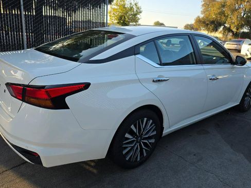 Used 2025 Nissan Altima 2.5 SV FWD image 8