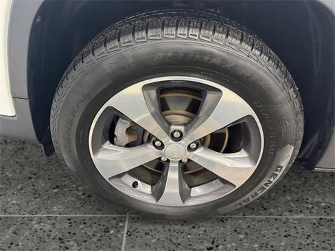 Used 2019 Jeep Cherokee Limited image 24