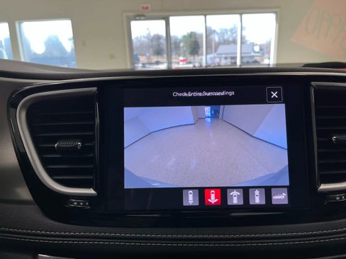 Used 2023 Chrysler Pacifica Limited w/ Uconnect Theater Family Group image 40