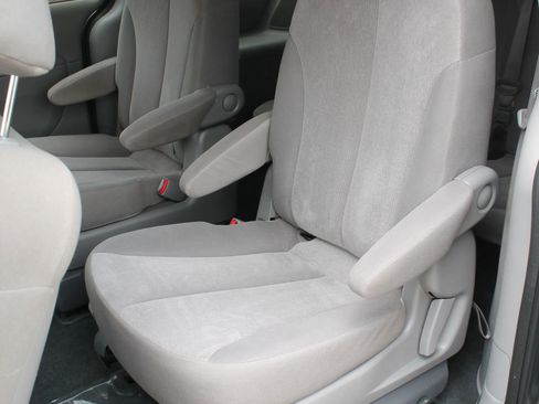 Used 2012 Kia Sedona LX w/ PWR Pkg FWD image 16