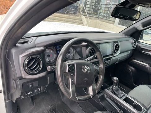 Used 2021 Toyota Tacoma TRD Off-Road w/ Technology Package AWD/4WD image 8